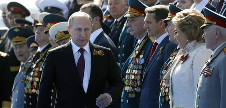 A ndihet Putin i kërcënuar që po shfaq ushtrinë e tij moderne? [VIDEO]