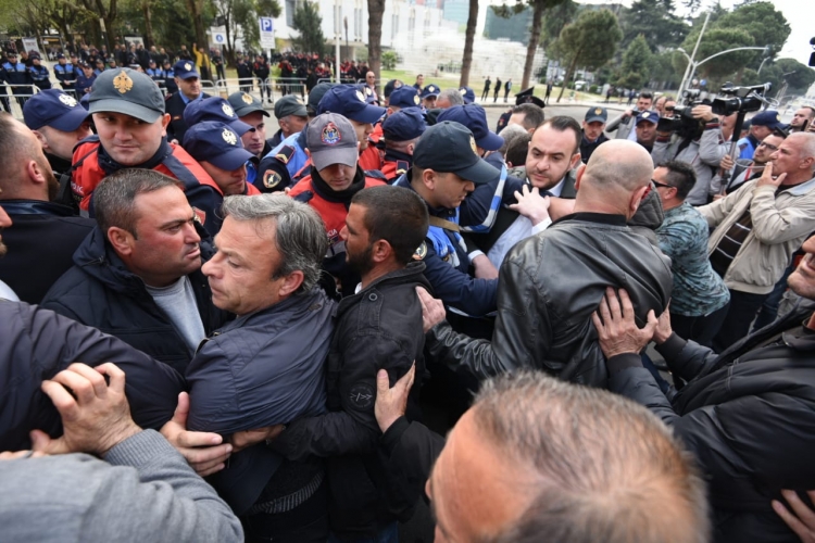 Nisin përplasjet e para në protestën e opozitës, protagonist ish-deputeti demokrat