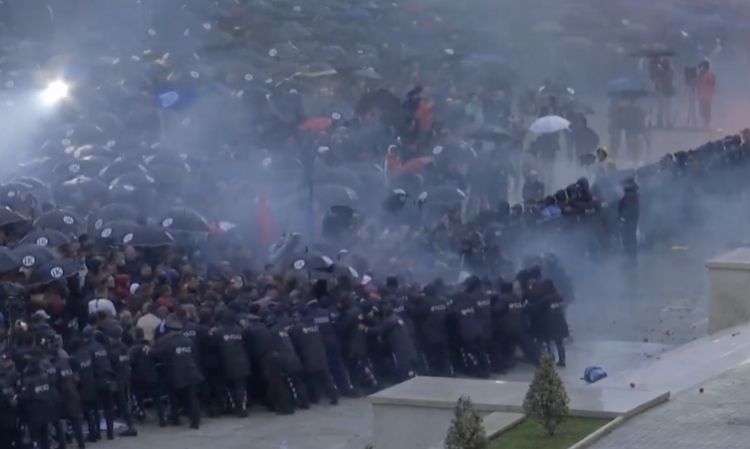 Protestuesit hedhin kapsolla e tentojnë të çajnë kordonin, policia i shpërndan me gaz lotsjellës