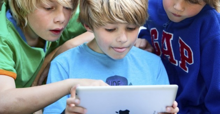 Celularët dhe tabletat ulin ndjeshëm aftesinë për të lexuar të fëmijëve