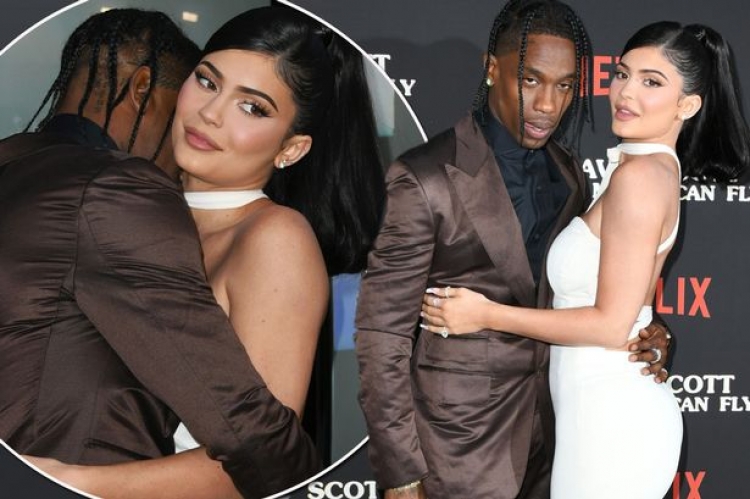 E zhveshur nudo në krahët e Travis, kjo foto e Kylie Jenner po ‘çmend’ të gjithë rrjetin