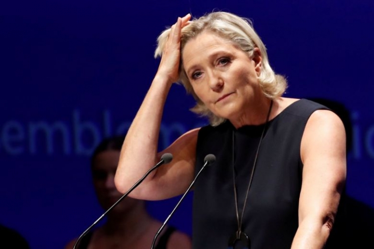 Le Pen publikon imazhe të ‘’ISIS”! E detyrojnë të kryejë teste psikiatrike...