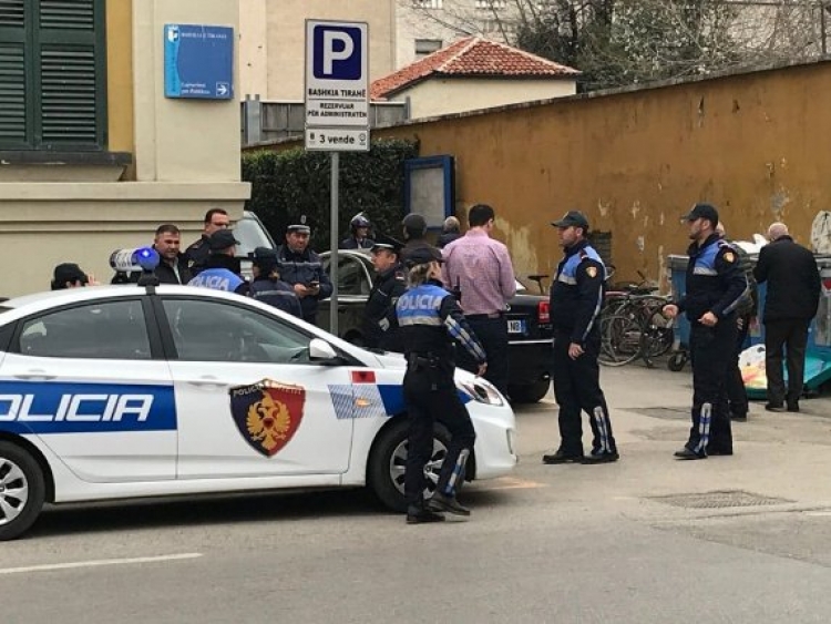 Alarm për bombë tek bashkia e Tiranës