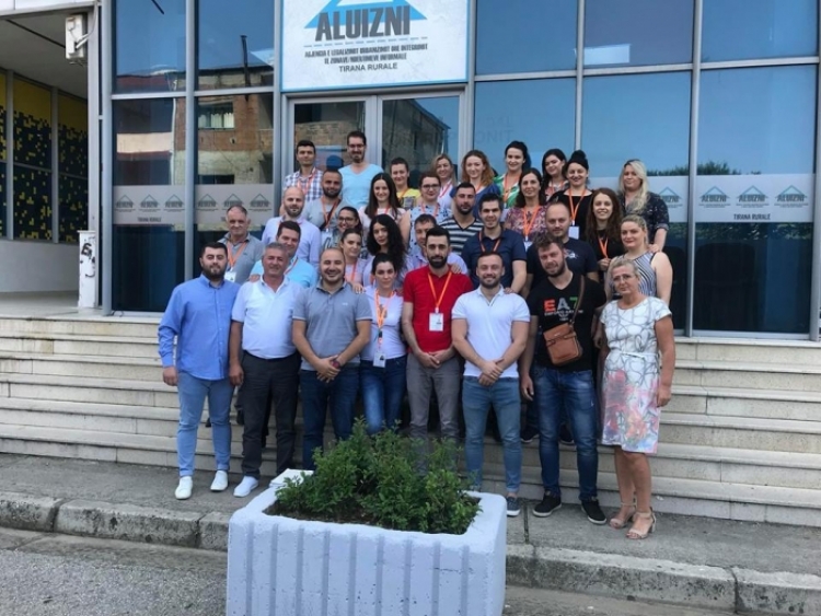 Jep dorëheqjen nga detyra drejtori i ALUIZNI-t për zonat rurale të Tiranës, Krenar Cenollari