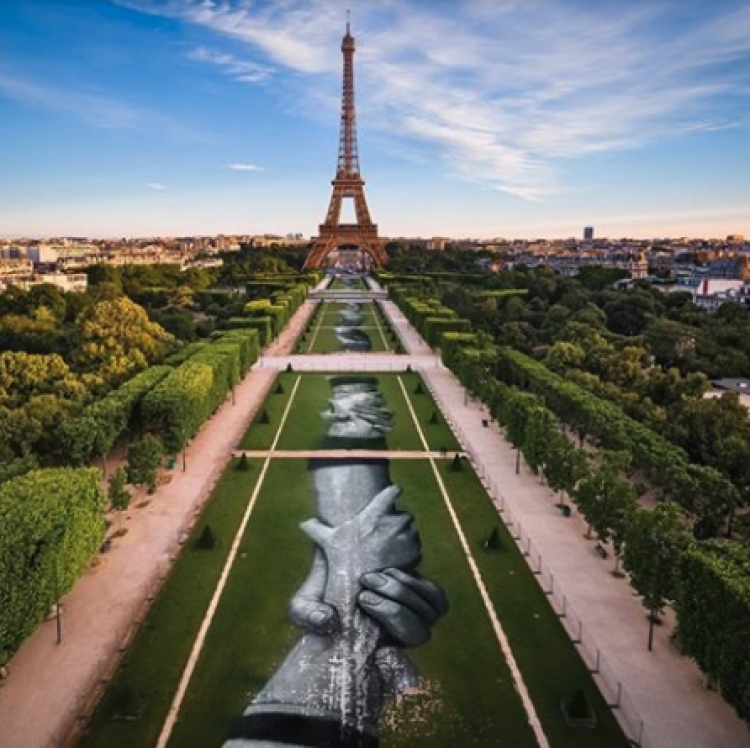 Duar gjigande që shtrëngohen para kullës Eiffel, cili është kuptimi i tyre [VIDEO]