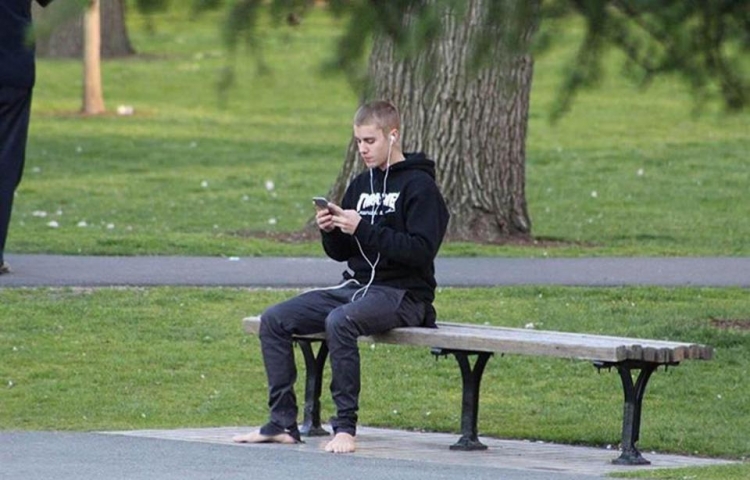 Justin ecën i zbathur dhe vetëm në rrugët e Boston, shpërthejnë fotot e fansave online