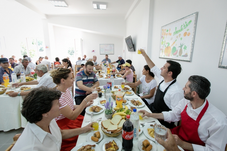 Mensat sociale të Bashkisë së Tiranës shtrojnë drekë për festën e Kurban Bajramit