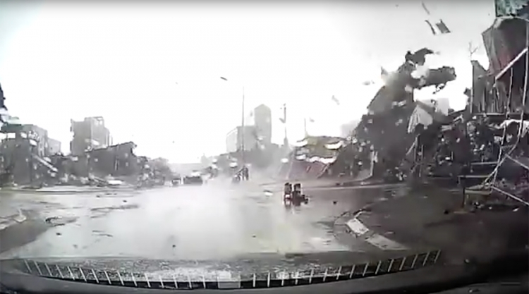 Momenti i frikshëm kur tornado godet qytetin në Vietnam [VIDEO]