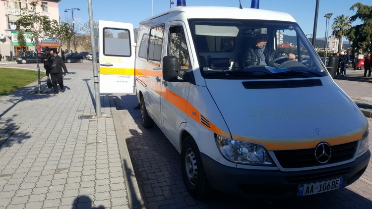 Makina përplas motorin para komisariatit të policisë në Bulqizë, rëndë drejtuesi motorit