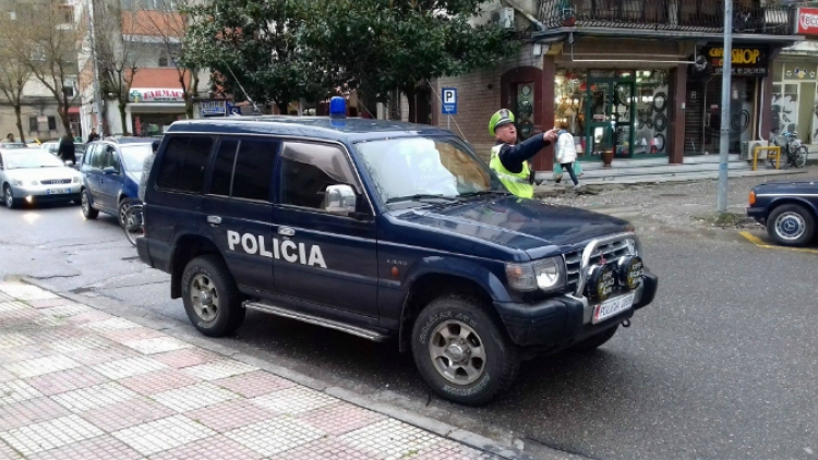 Të shtëna me armë në Kamzë, breshëri plumbash mbi ‘Audi’-n