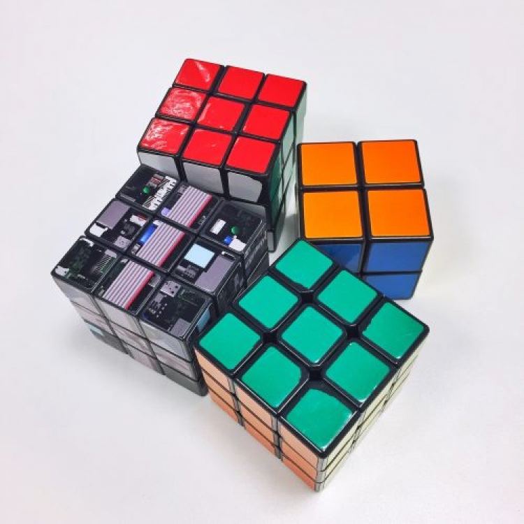 Kubi Rubik që zgjidhet vet