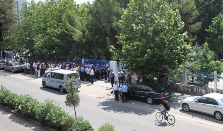 Tensione edhe në Kamëz/Protestuesit tentojnë të shqyejnë derën e shkollës që shërben si KZAZ