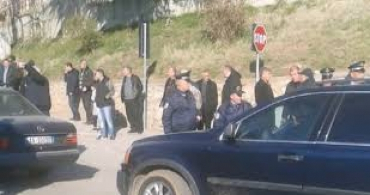Gramsh, i dogji pronën kushëririt pas sherrit për motive banale, arrestohet shtetasi Alban Jonuzi, 29 vjeç