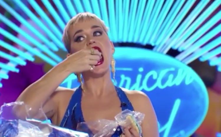 Çfarë llupse! Katy Perry lë nam në emisionin live duke ngrënë...[VIDEO]
