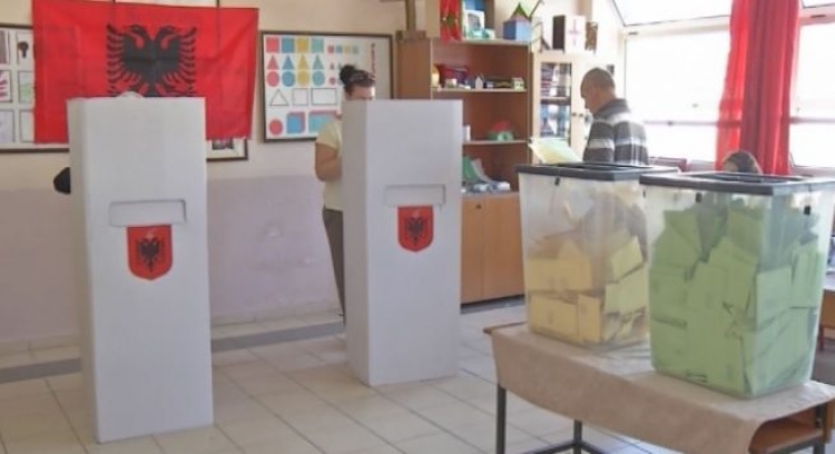 Qendrat e votimit në Dibër, mbyllën votimet në 17:00. KZAZ nuk hap dyert, mbeten jashtë kutitë