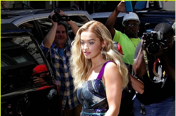 Rita Ora “shkëlqen” me veshjen e saj në rrugët e New York [FOTO]