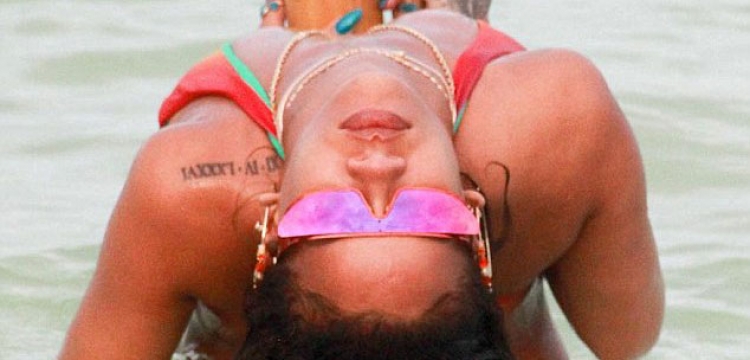 Rihanna ngre temperaturat me fotot e fundit [FOTO / VIDEO]