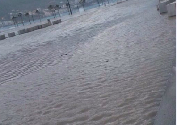 Moti i keq në Vlorë, deti vërshon në Lungomare [FOTO]