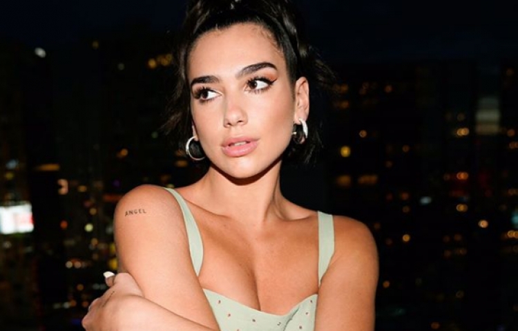 Dua Lipa publikon videon duke qarë, çfarë i ka ndodhur këngëtares? [VIDEO]