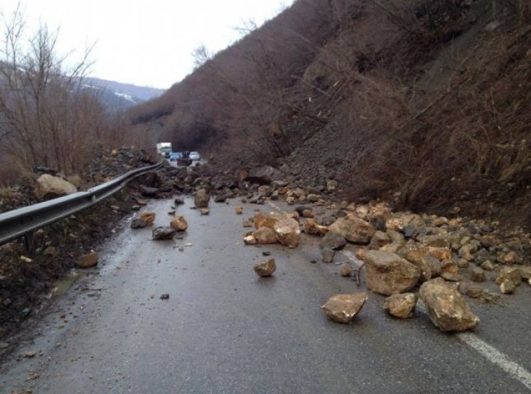 Rrëshqitja e gurëve në rrugë, bllokohet aksi Levan-Tepelenë