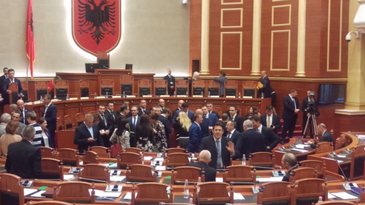 Rinis seanca parlamentare, opozita bllokon foltoren