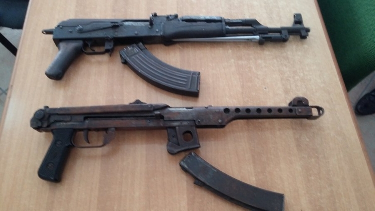 Gjendet kallashnikovi në kazanin e plehrave në Tiranë, policia nis hetimet