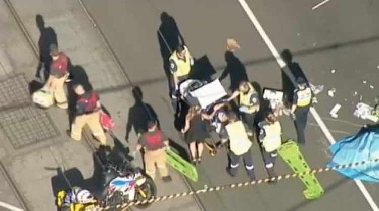 Frikë në Australi, makina përplas këmbësorët, 19 të plagosur