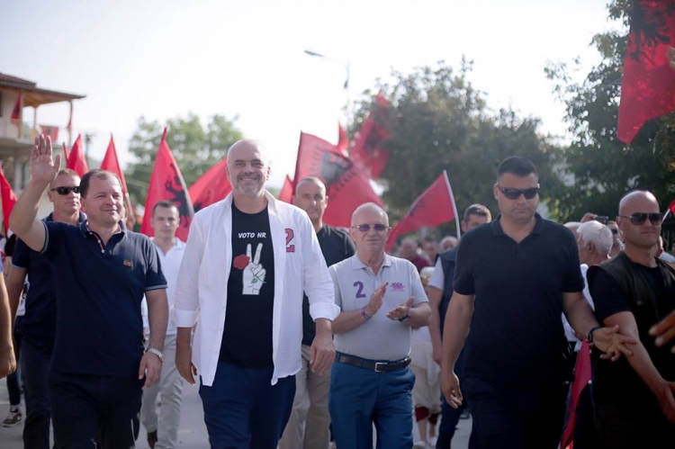 Rama në Devoll, Berisha i publikon foton “me mafiozë dhe trafikantë” [FOTO]