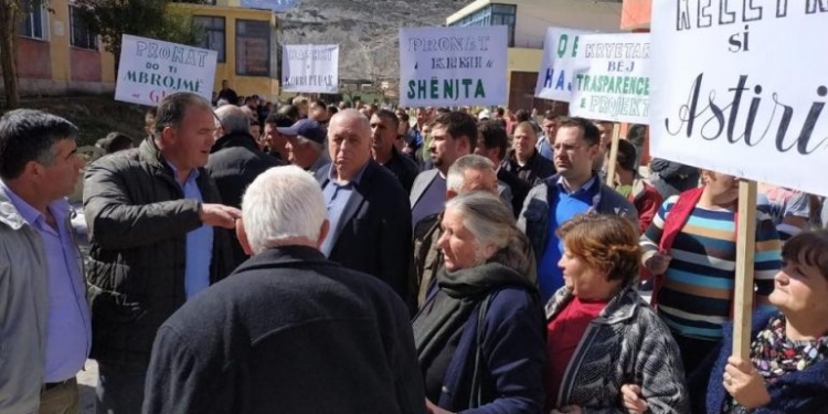 Protesta e opozitës në Fier, policia shoqëron në komisariat 10 protestues. Plagosën efektivin e...