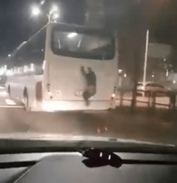 E tmerrshme, vogëlushi varet pas autobuzit në lëvizje në Tiranë…[VIDEO]