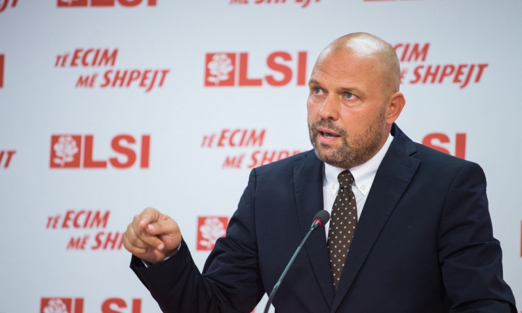 “Idhulli im është Toto Rina”, ironizon Manjani: Pastë fund të shpejtë shteti i drogës