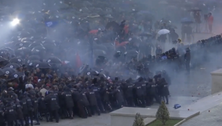 Protestuesit çajnë kordonin, Policia bën thirrje: Ruani qetësinë, hiqni maskat ose largohuni