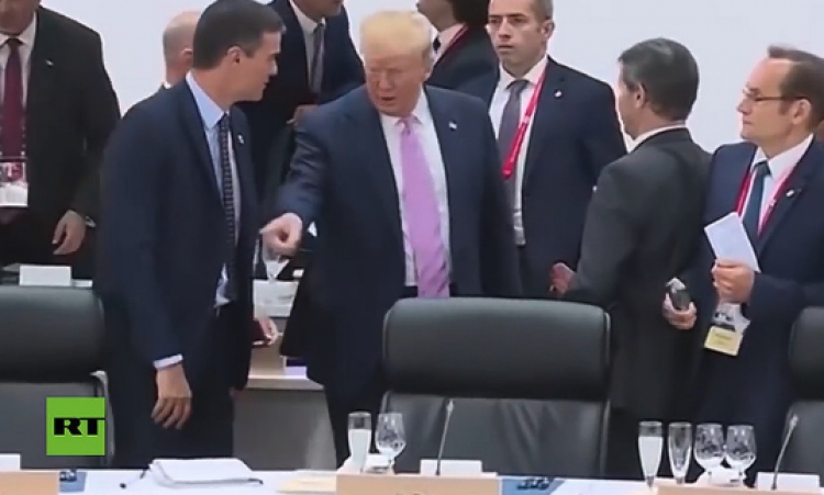 G20/ Trump urdhëron kryeministrin e Spanjës: Ulu aty! [VIDEO]