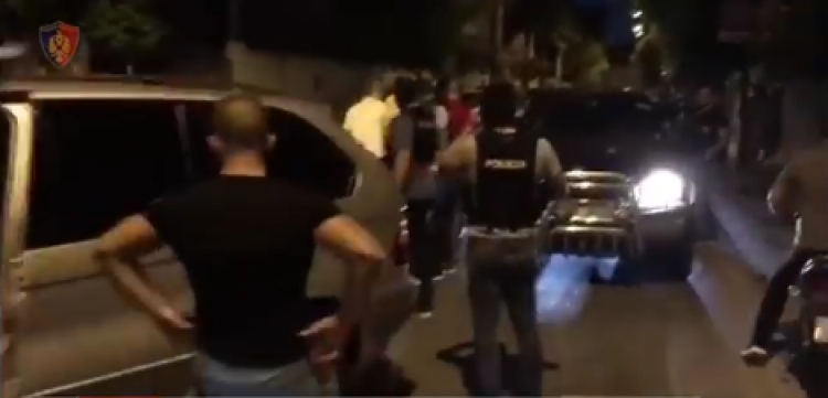 Heroinë e arsenal armësh në makinë, policia arreston tre trafikantët [VIDEO]