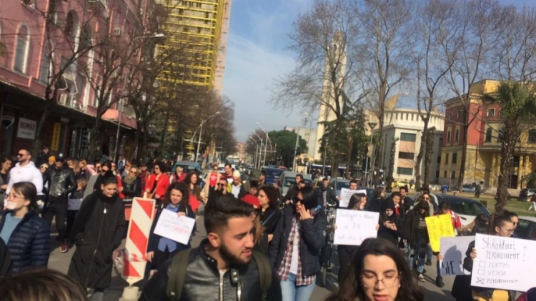 Përdhunimi i 13 vjeçares, nis PROTESTA e heshtur në Tiranë