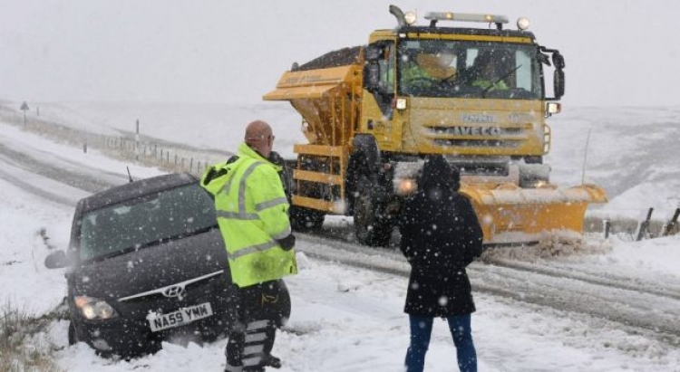 Britania mbulohet nga reshjet e borës, kaos në rrugë