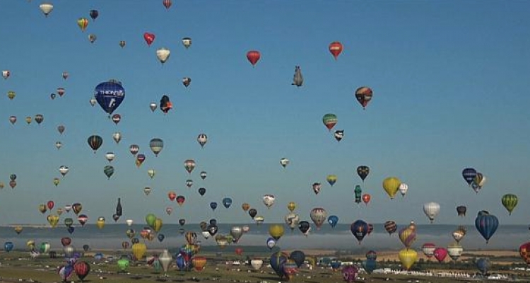 Spektakël në Francë, në qiell lëshohen 500 balona [VIDEO]