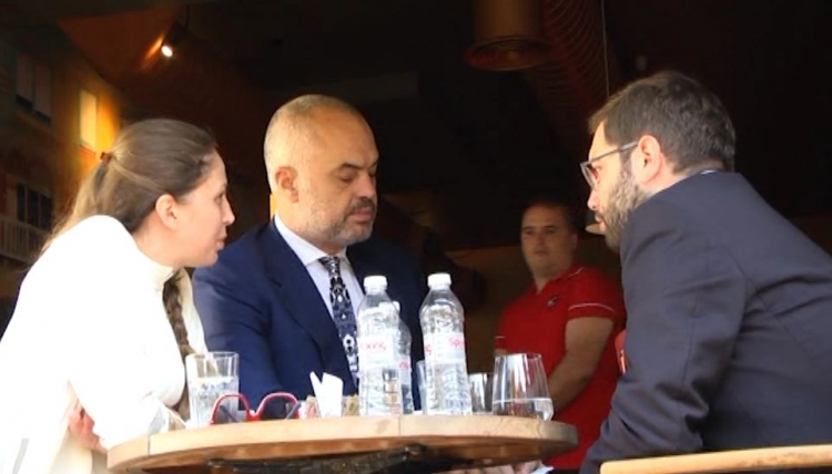 Rama në kafe  para nisjes së Asamblesë së PS-së, sheshon zërat për rivalitet mes Tahirit dhe Veliajt [FOTO]