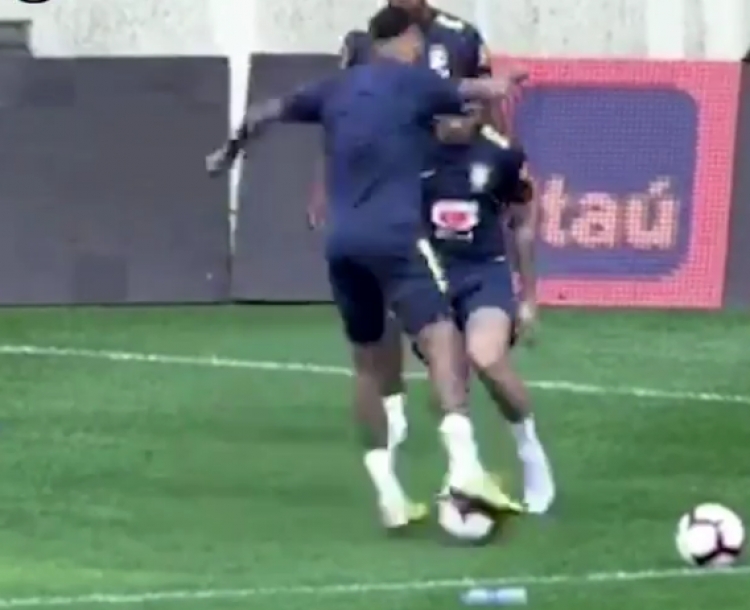 Neymar turpëron keq shokun e skuadrës, ja çfarë i bën [VIDEO]