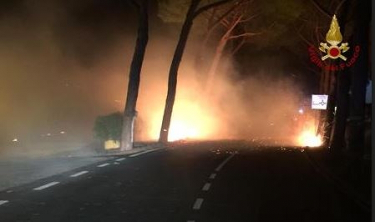 Zjarr i fuqishëm në Itali, mbyllen shkollat