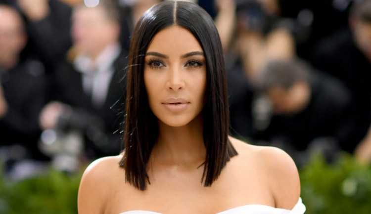 Kim Kardashian s’ka turp! Shfaqet 3 ditë rresht me të njejtën veshje [VIDEO]