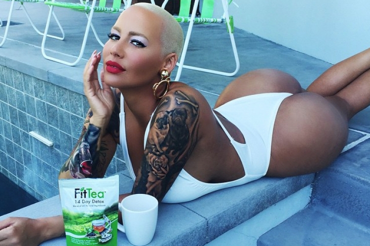 Amber  Rose “zbukuron” Despacito, çmend rrjetin duke kërcyer twerk [VIDEO]