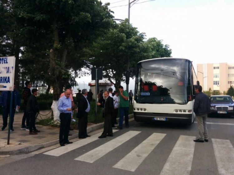 Policia bllokon 15 autobusë në Morinë: Do kaloni pas orës 12:00