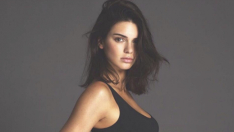 I nxorrën bojën duke e quajtur koprace, revoltohet Kendall Jenner dhe reagon kështu [FOTO]