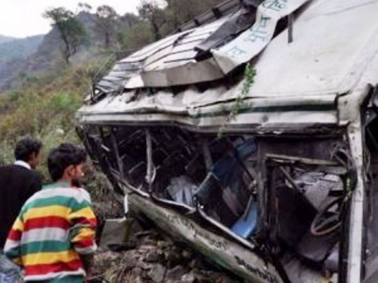 Indi, shoferi fliste në telefon autobuzi përfundon poshtë urës, 38 të vdekur