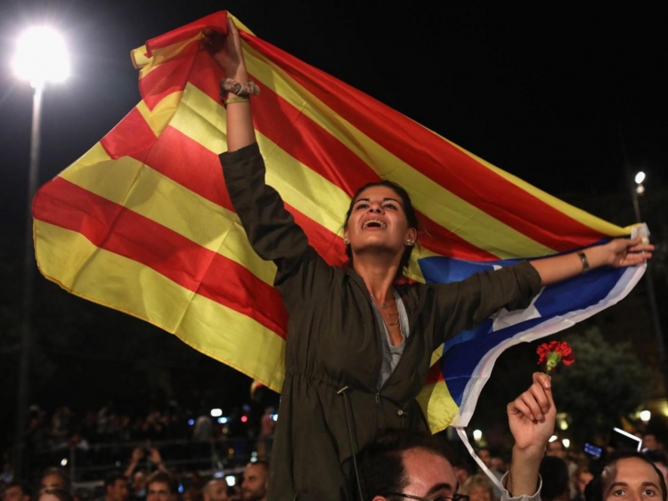 Bie euro pas votimit të Katalonjës pro shkëputjes nga Spanja
