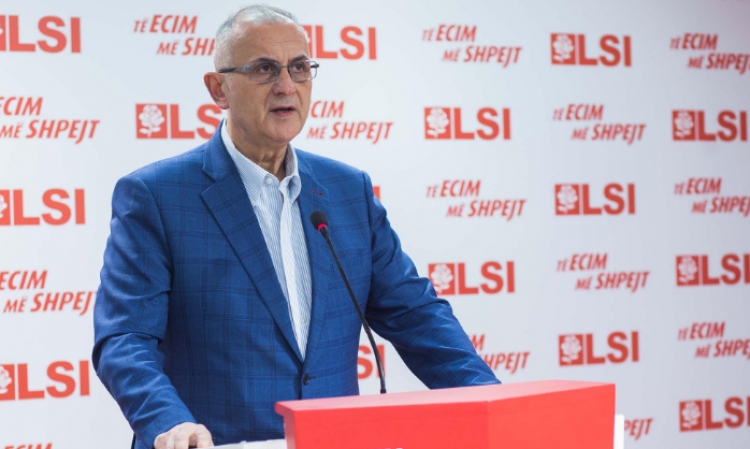 Petrit Vasili ironizon Ramën: Shqipërinë e ke varur në degë të fikut! [FOTO]