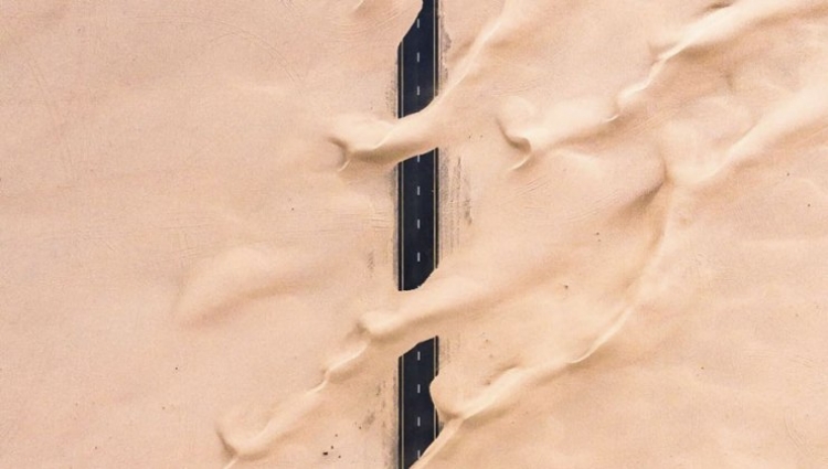 Natyra ‘godet’. Shkretëtira gllabëron autostradat e Emirateve [FOTO]