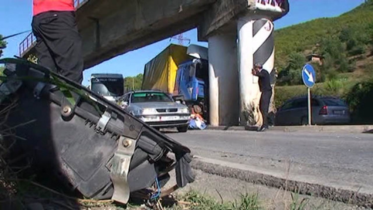 Aksidentohet një trajler serb në Fushë - Krujë