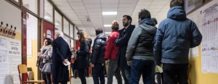 Itali/ Pjesëmarrja në votime 58.5% deri në orën 19:00, vonesa nga sistemi i ri i përdorimit të një adezivi anti-manipulim